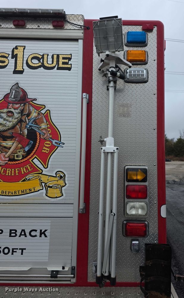 image for item FI0663 1999 IH Superior 4900 rescue vehicle