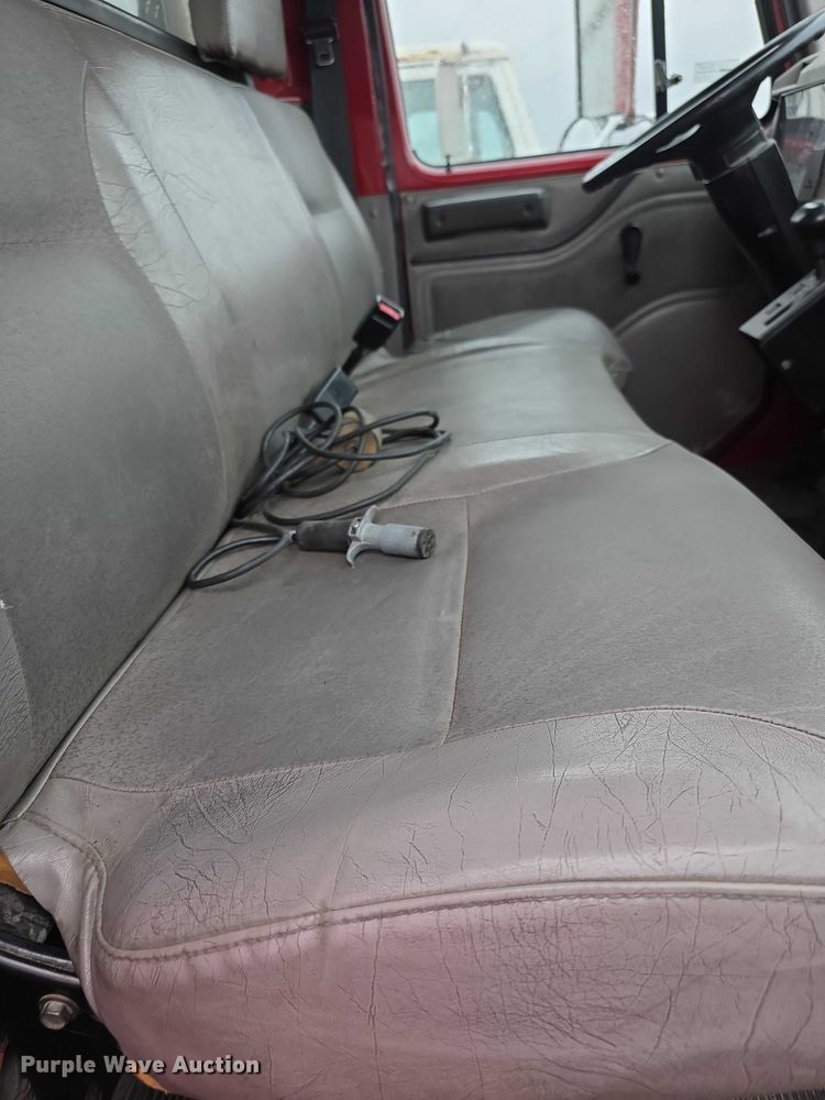 image for item FI0663 1999 IH Superior 4900 rescue vehicle