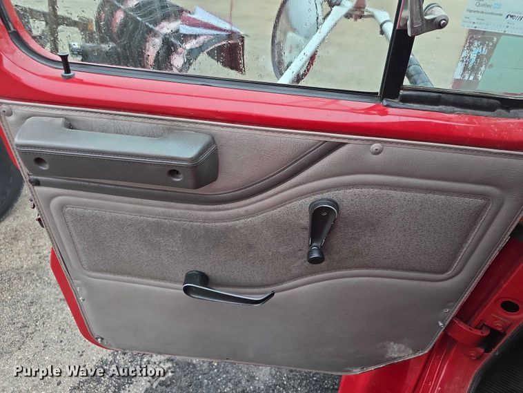 image for item FI0663 1999 IH Superior 4900 rescue vehicle