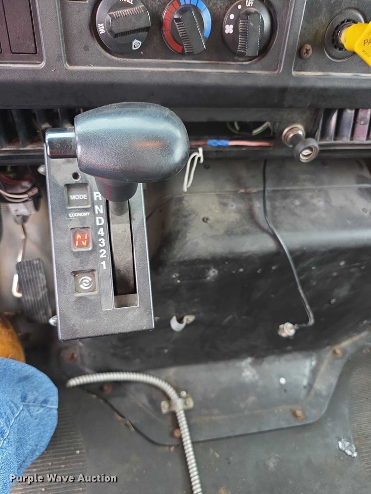 image for item FI0663 1999 IH Superior 4900 rescue vehicle