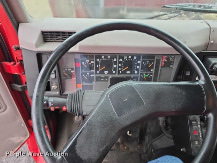 image for item FI0663 1999 IH Superior 4900 rescue vehicle