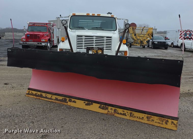 image for item FI0665 1999 International 4900 flatbed truck