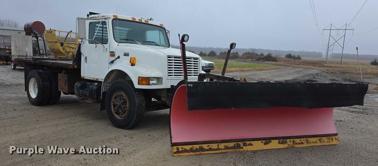 image for item FI0665 1999 International 4900 flatbed truck