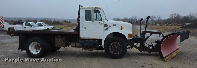 image for item FI0665 1999 International 4900 flatbed truck