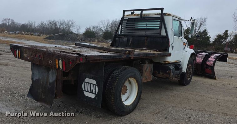 image for item FI0665 1999 International 4900 flatbed truck