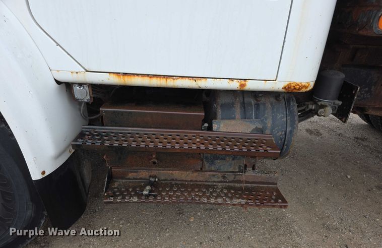 image for item FI0665 1999 International 4900 flatbed truck