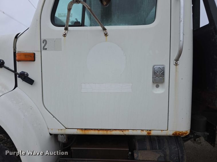 image for item FI0665 1999 International 4900 flatbed truck