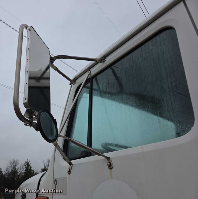 image for item FI0665 1999 International 4900 flatbed truck