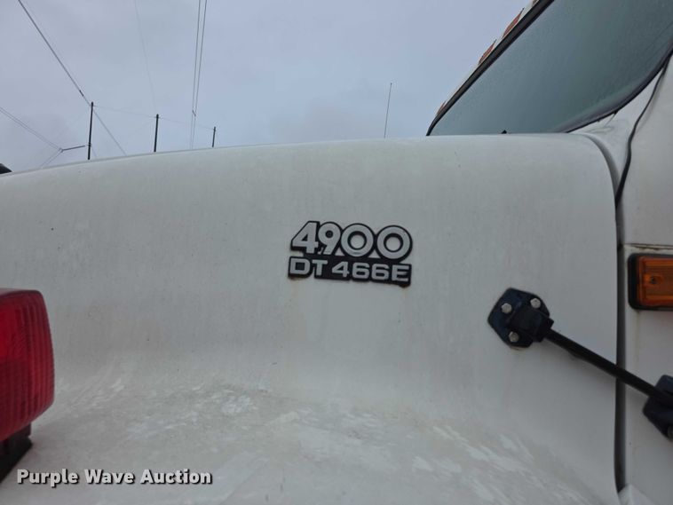 image for item FI0665 1999 International 4900 flatbed truck