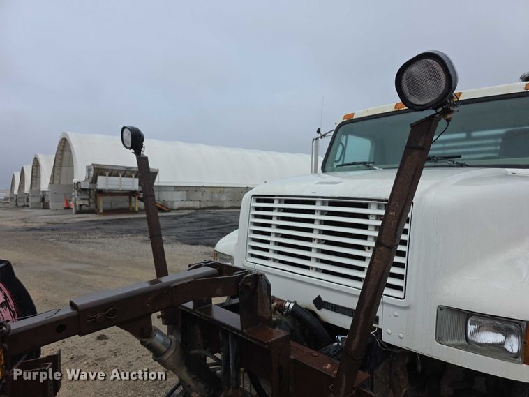 image for item FI0665 1999 International 4900 flatbed truck