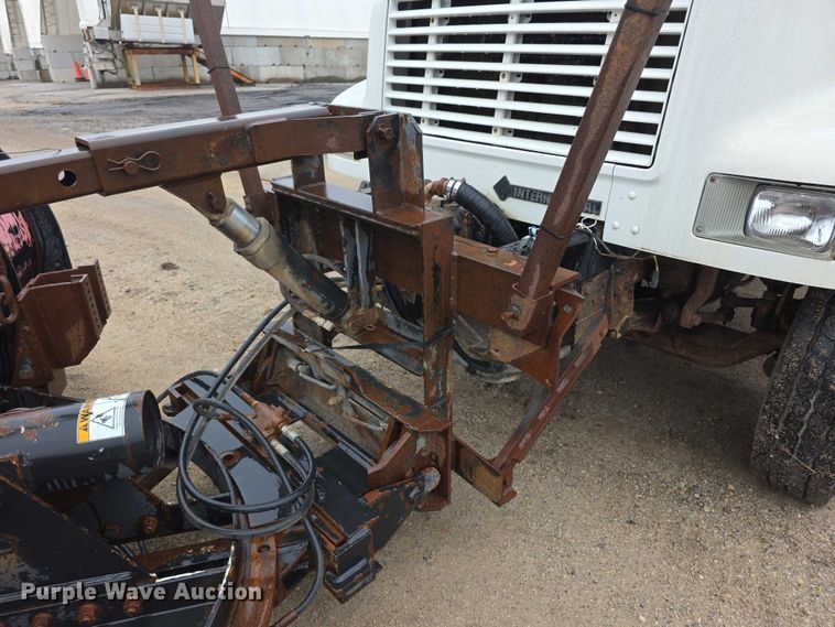 image for item FI0665 1999 International 4900 flatbed truck