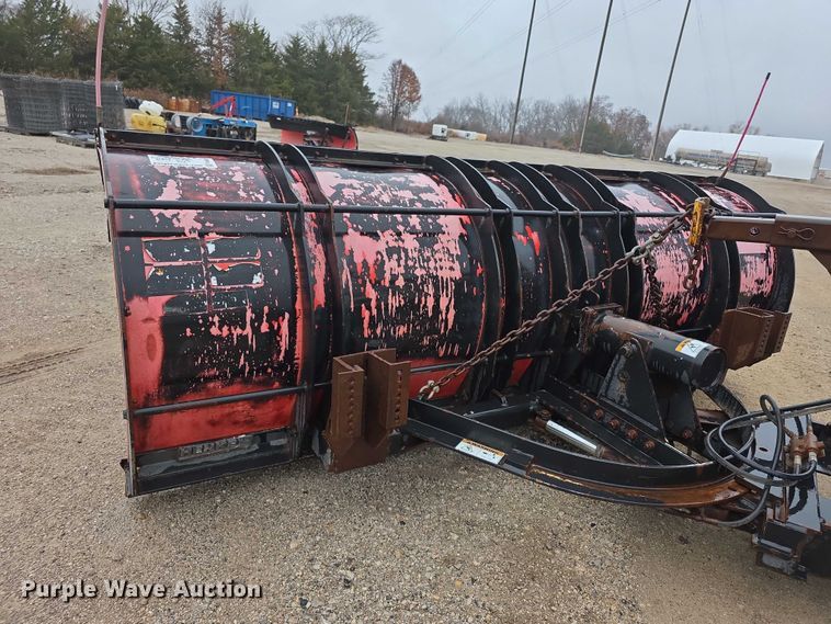 image for item FI0665 1999 International 4900 flatbed truck