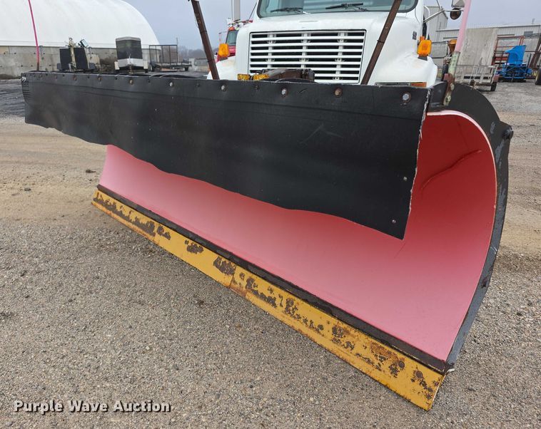 image for item FI0665 1999 International 4900 flatbed truck