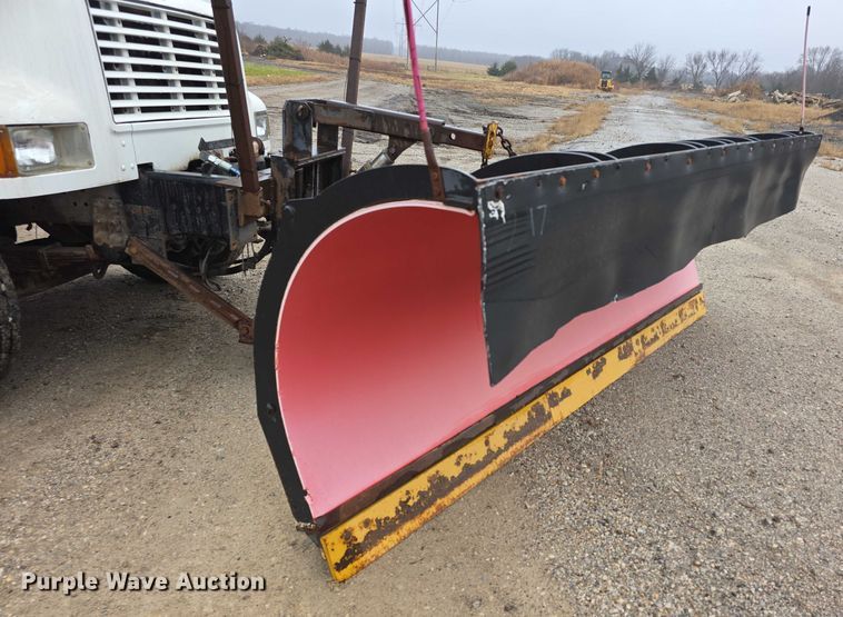 image for item FI0665 1999 International 4900 flatbed truck