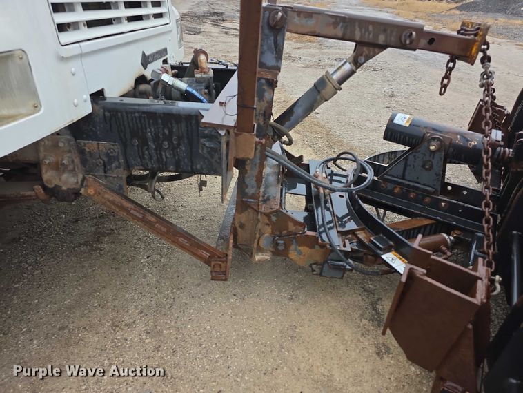 image for item FI0665 1999 International 4900 flatbed truck