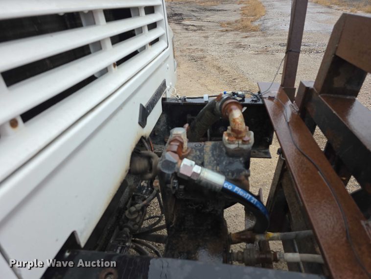 image for item FI0665 1999 International 4900 flatbed truck