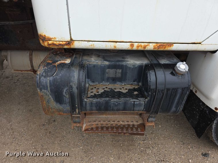 image for item FI0665 1999 International 4900 flatbed truck