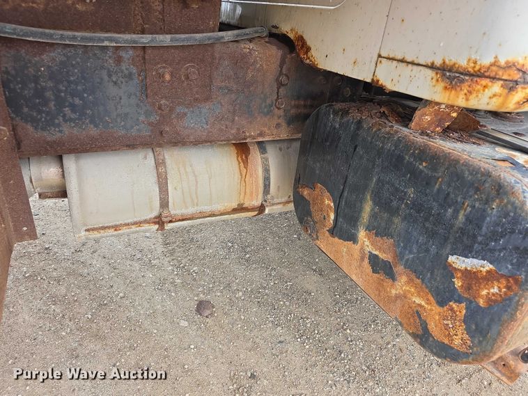 image for item FI0665 1999 International 4900 flatbed truck