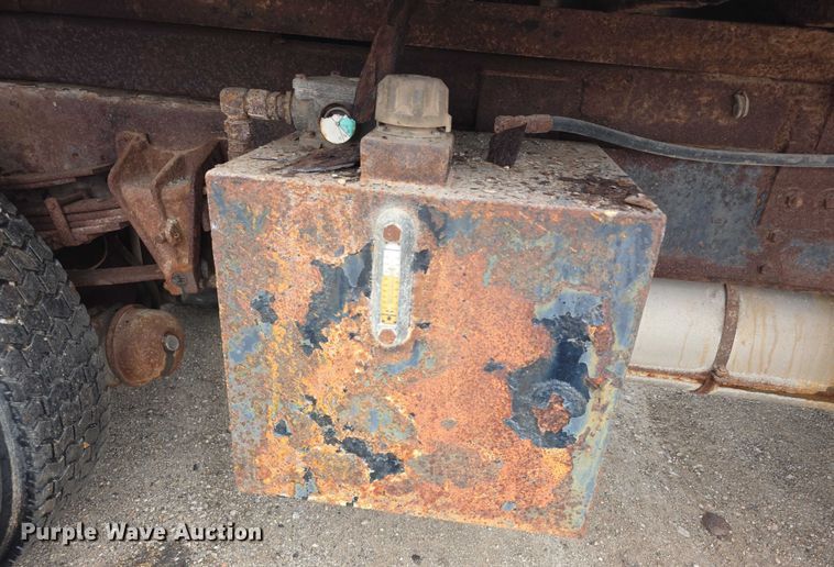 image for item FI0665 1999 International 4900 flatbed truck