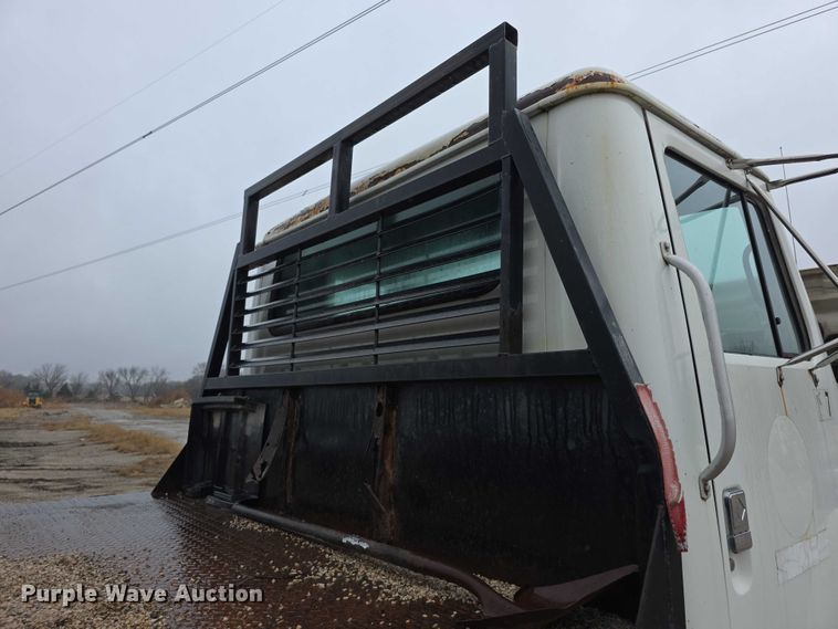 image for item FI0665 1999 International 4900 flatbed truck