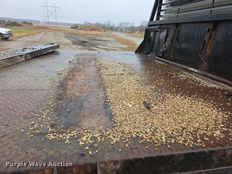 image for item FI0665 1999 International 4900 flatbed truck