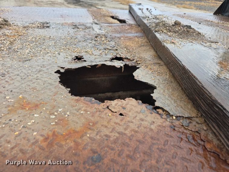 image for item FI0665 1999 International 4900 flatbed truck