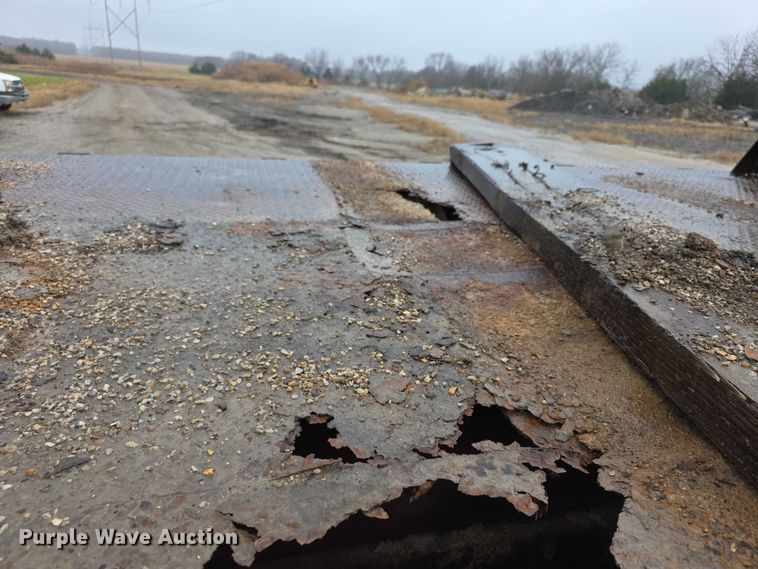 image for item FI0665 1999 International 4900 flatbed truck