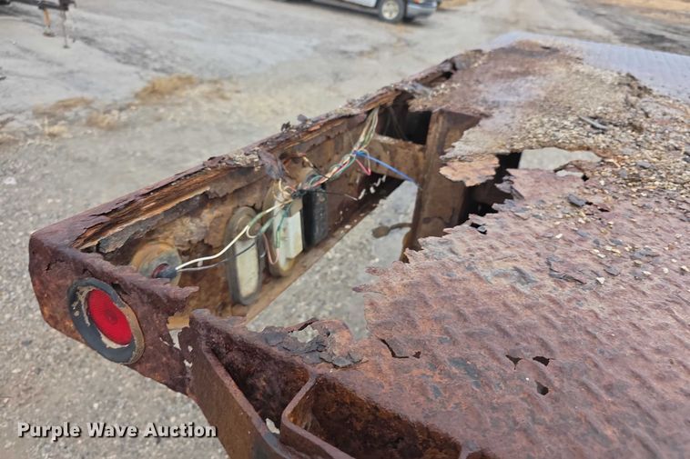 image for item FI0665 1999 International 4900 flatbed truck