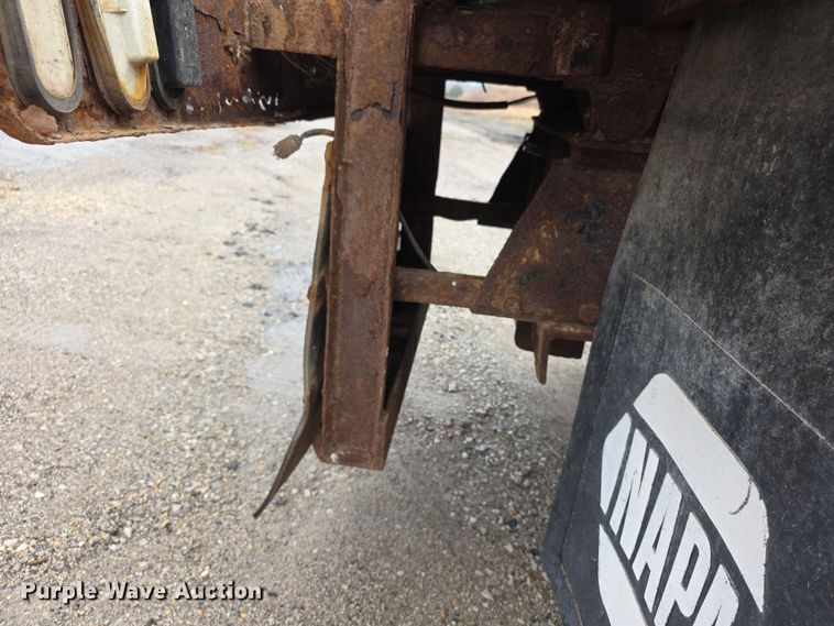 image for item FI0665 1999 International 4900 flatbed truck