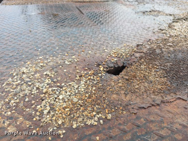 image for item FI0665 1999 International 4900 flatbed truck