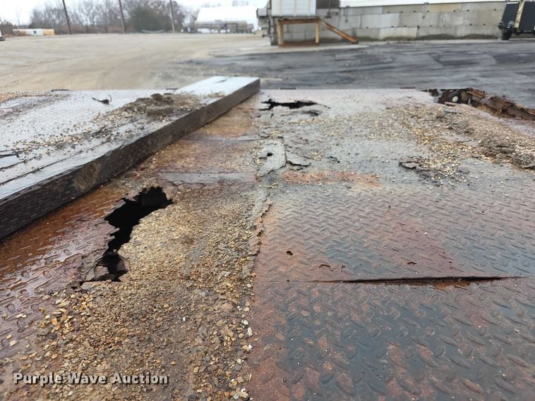 image for item FI0665 1999 International 4900 flatbed truck