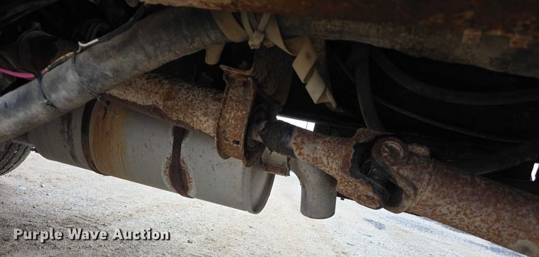 image for item FI0665 1999 International 4900 flatbed truck