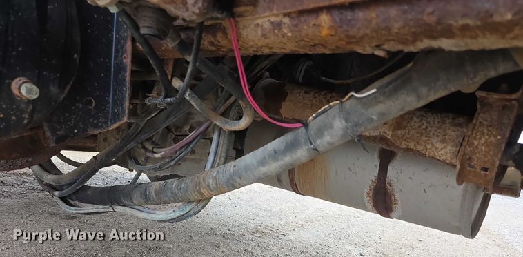 image for item FI0665 1999 International 4900 flatbed truck