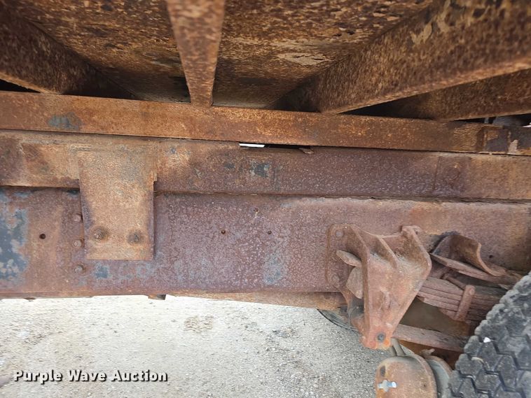 image for item FI0665 1999 International 4900 flatbed truck