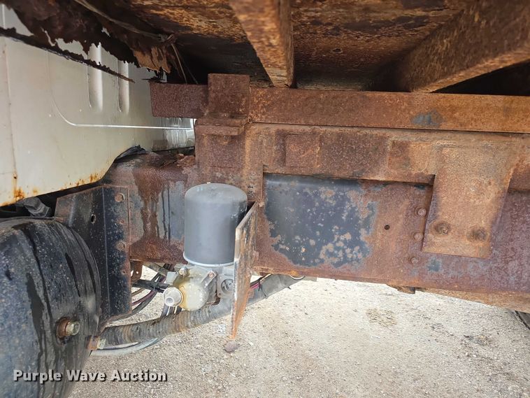 image for item FI0665 1999 International 4900 flatbed truck