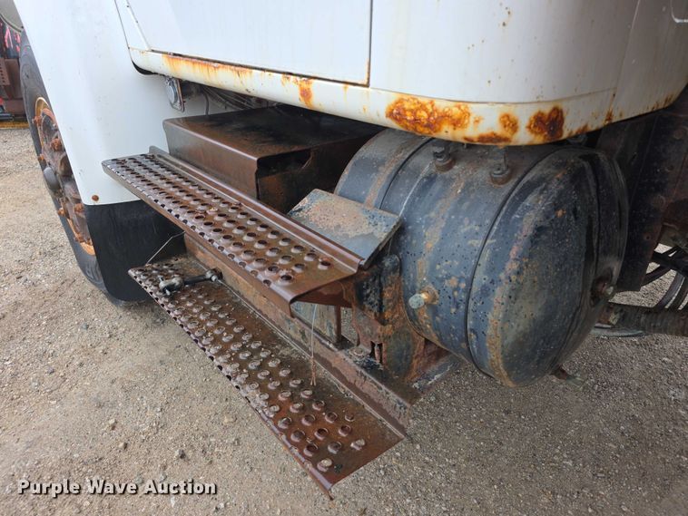 image for item FI0665 1999 International 4900 flatbed truck