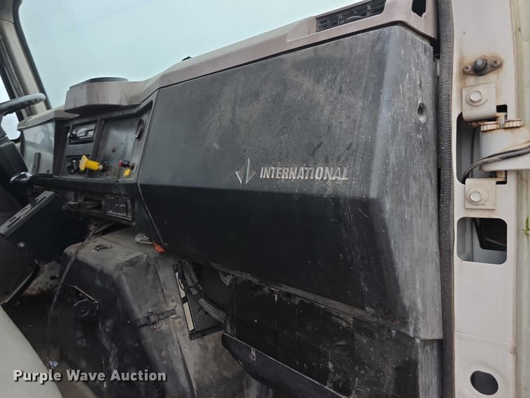 image for item FI0665 1999 International 4900 flatbed truck