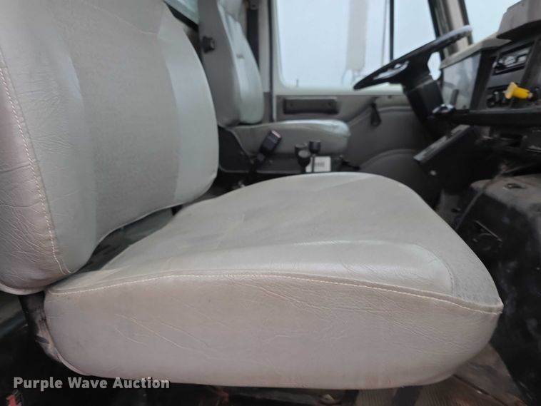 image for item FI0665 1999 International 4900 flatbed truck