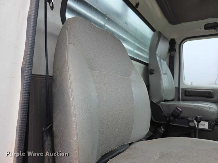 image for item FI0665 1999 International 4900 flatbed truck