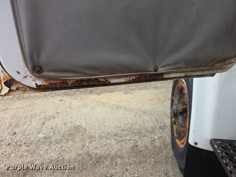 image for item FI0665 1999 International 4900 flatbed truck