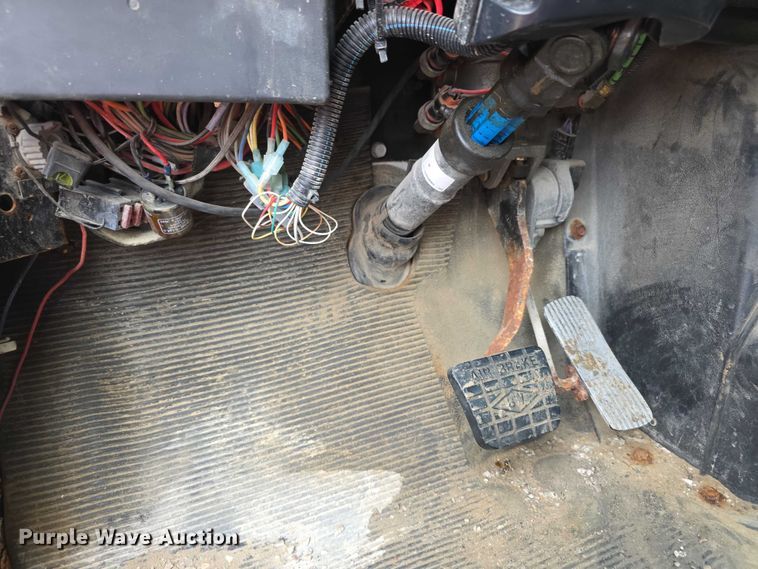 image for item FI0665 1999 International 4900 flatbed truck