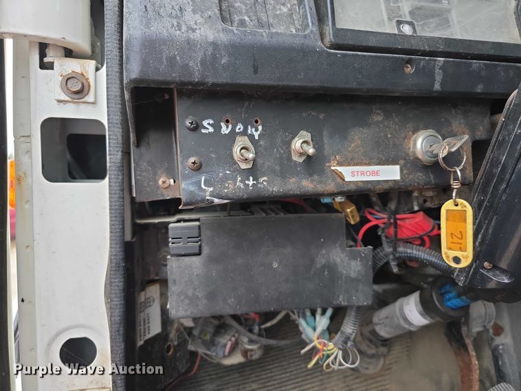 image for item FI0665 1999 International 4900 flatbed truck