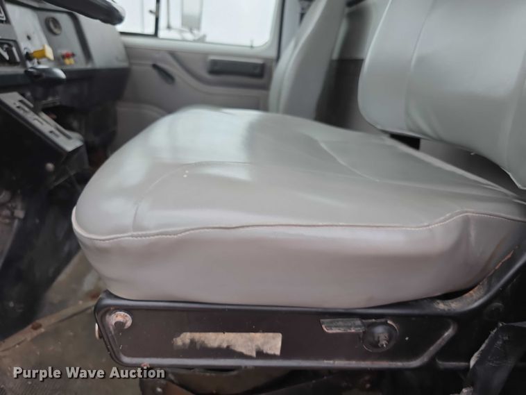 image for item FI0665 1999 International 4900 flatbed truck