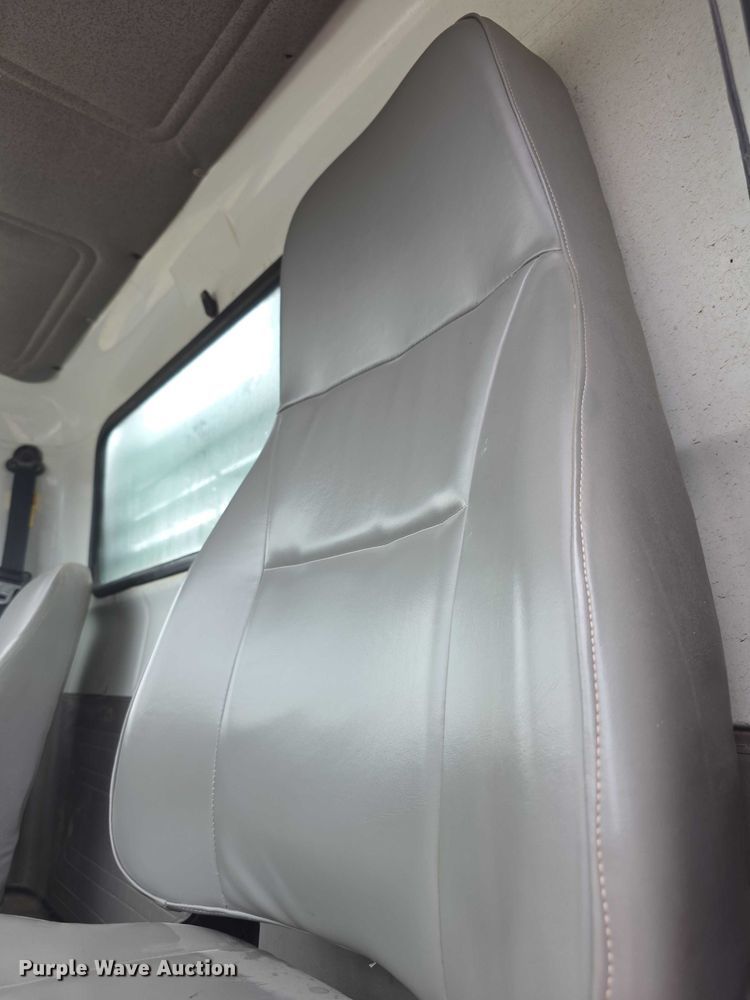 image for item FI0665 1999 International 4900 flatbed truck