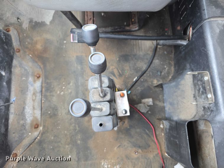 image for item FI0665 1999 International 4900 flatbed truck