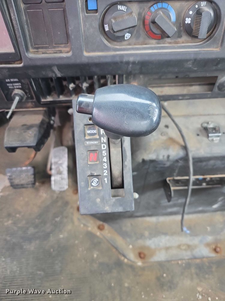 image for item FI0665 1999 International 4900 flatbed truck