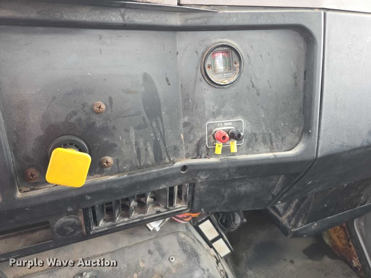 image for item FI0665 1999 International 4900 flatbed truck