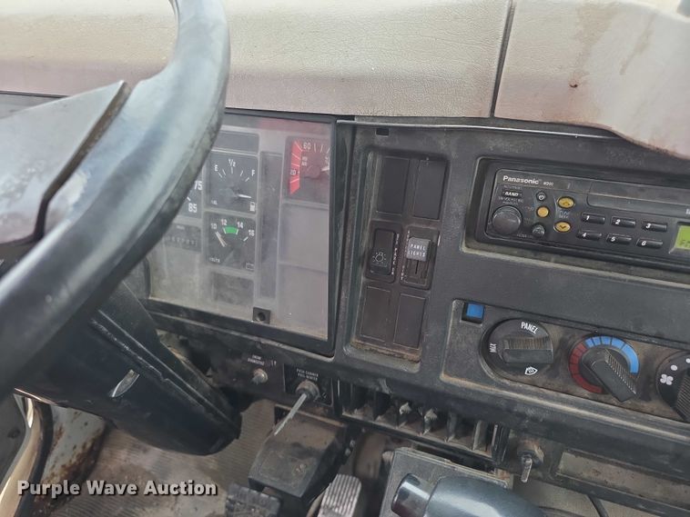 image for item FI0665 1999 International 4900 flatbed truck