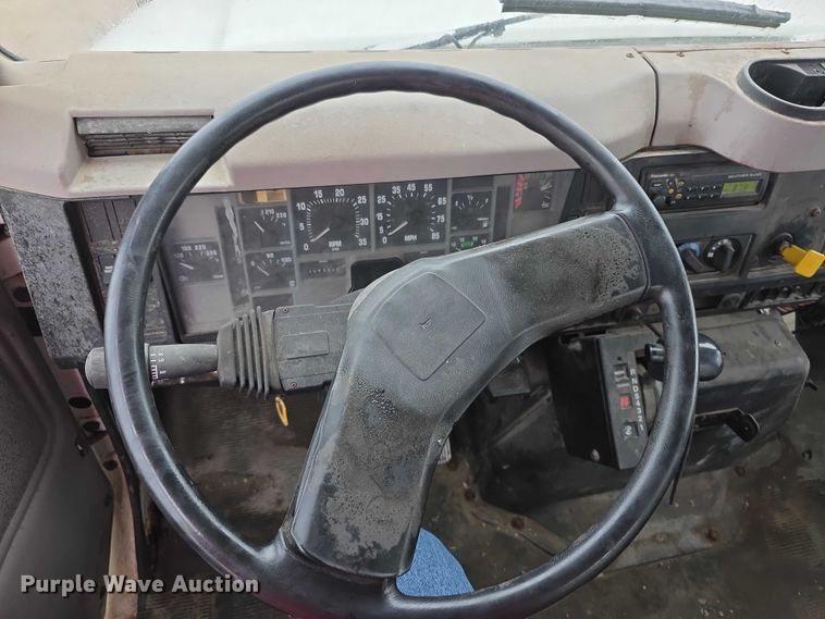 image for item FI0665 1999 International 4900 flatbed truck