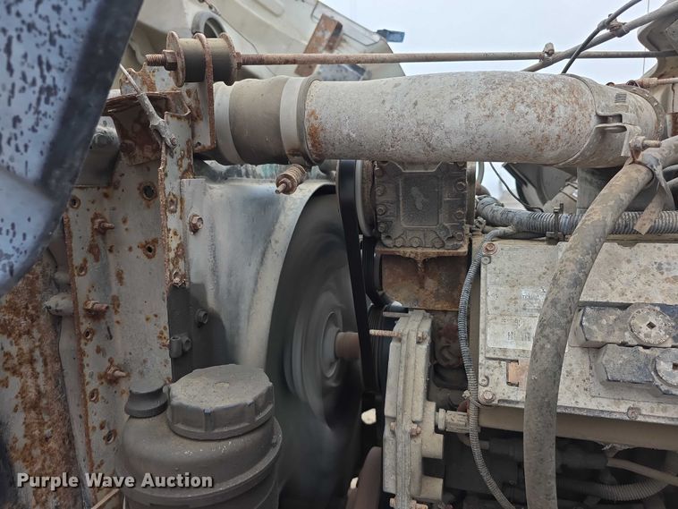 image for item FI0665 1999 International 4900 flatbed truck